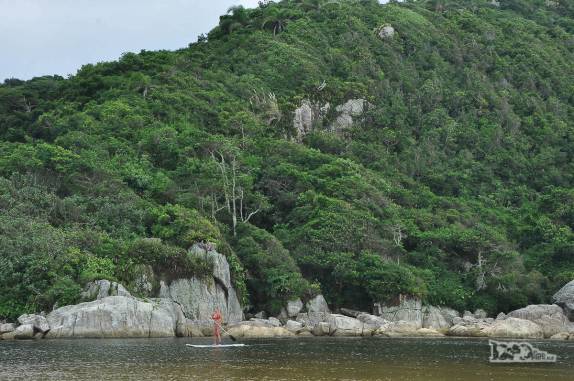 A Ana pratica standup paddle no belíssimo visual da Guarda do Embaú, litoral sul de Santa Catarina
